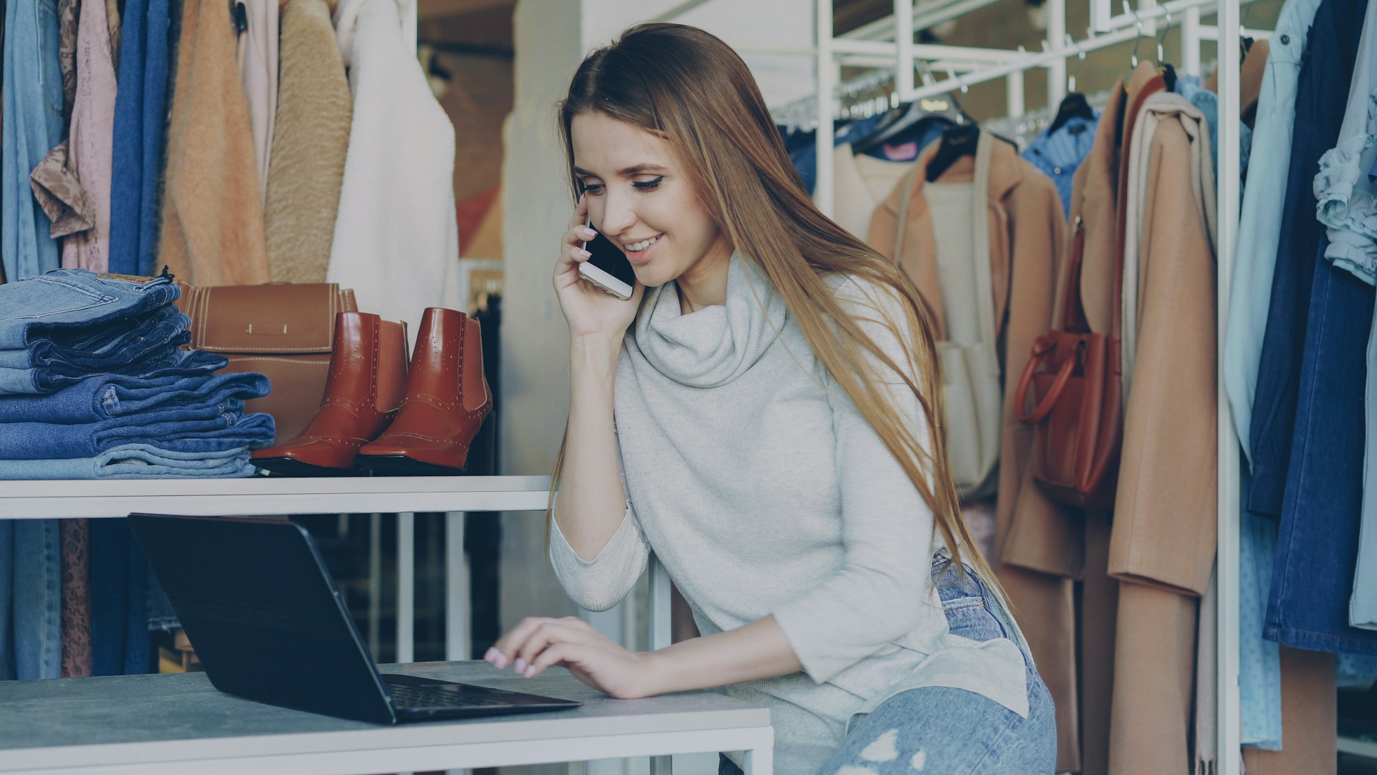 מערכת CRM חינמית: מה באמת מקבלים בחינם, ומה לבדוק לפני שמתחילים